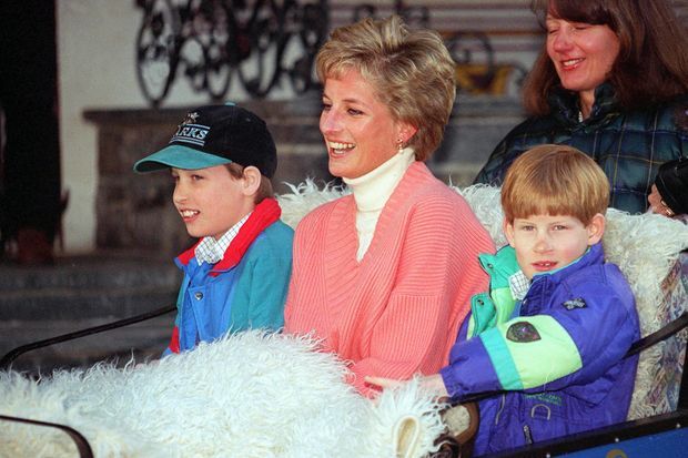 William avec sa mère Diana et son frère Harry en 1994 William avec sa mère Diana et son frère Harry en 1994
