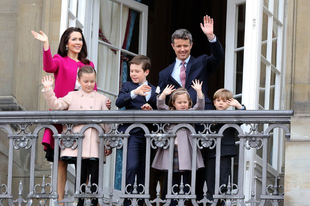 Le prince Frederik de Danemark et Mary Donaldson avec leurs quatre enfants à Copenhague, le 16 avril 2016