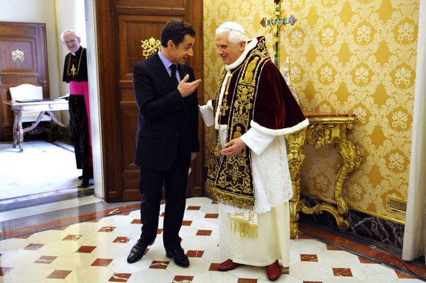Nicolas Sarkozy avec le pape Benoît XVI en décembre 2007.