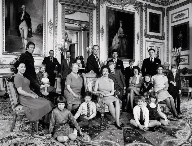 Noël à Windsor, en 1971. À droite du prince Philip, les princes Charles et Andrew. Au premier rang, de g. à dr., la princesse Margaret, la reine mère, Elizabeth II, la princesse Anne avec, à ses pieds, en tailleur, le prince Edward.