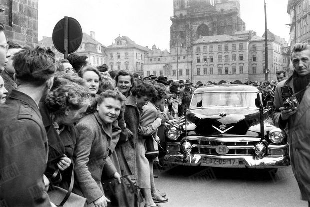 «Ils partent dans une Cadillac portant le fanion du corps diplomatique : celle du ministre des Etats-Unis à Prague. » - Paris Match n°417, 6 avril 1957