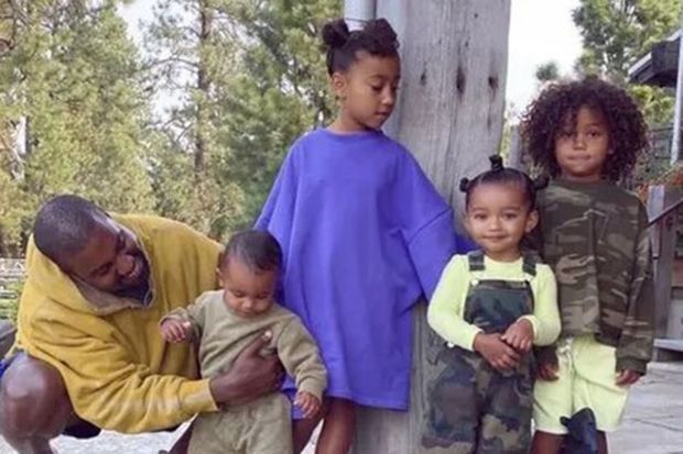 Kanye West entouré de ses quatre enfants.