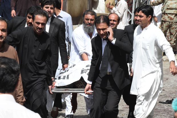 Pakistan: un attentat devant un hôpital fait au moins 70 morts