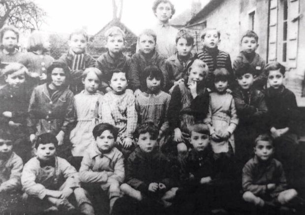 At the top, third from the left, a schoolboy named Jean-Pierre… At the elementary school in Quevauvillers, in the 1950s.