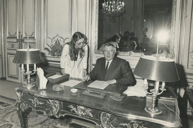 Pierre Mauroy dans son bureau à Matignon, en mai 1981.