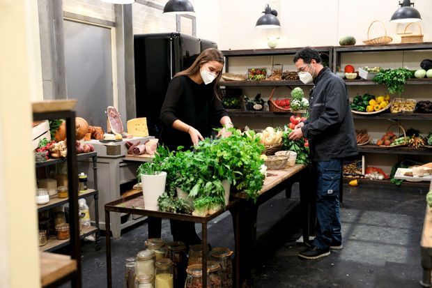 Pour le garde-manger, c’est la régie cuisine qui veille à la propreté des produits. Pour le garde-manger, c’est la régie cuisine qui veille à la propreté des produits.