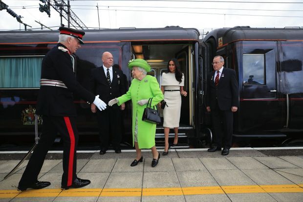 Premier voyage en tête à tête avec Elizabeth II pour Meghan, mariée depuis moins d’un mois. A Runcorn, le 14 juin 2018. Premier voyage en tête à tête avec Elizabeth II pour Meghan, mariée depuis moins d’un mois. A Runcorn, le 14 juin 2018.
