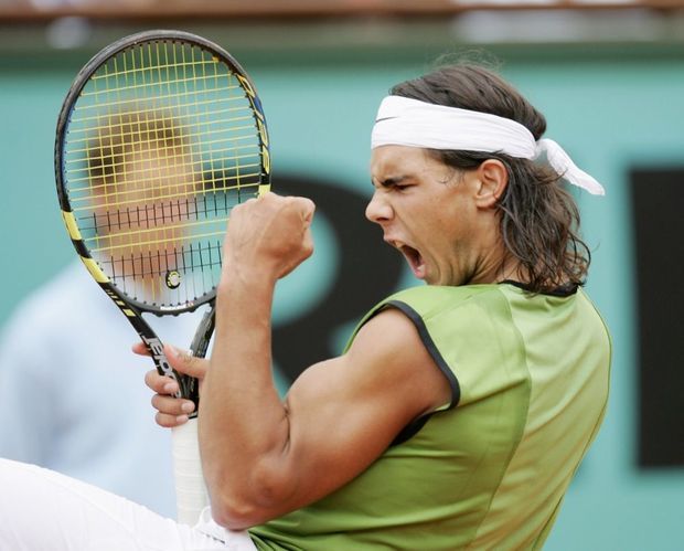 « Le 5 juin, le match contre l'Argentin Mariano Puerta n'est pas encore terminé, mais Rafael Nadal sait qu'il va gagner, en comptant sur son déjà fameux bras gauche. » - Paris Match n°2925, 9 juin 2005 « Le 5 juin, le match contre l'Argentin Mariano Puerta n'est pas encore terminé, mais Rafael Nadal sait qu'il va gagner, en comptant sur son déjà fameux bras gauche. » - Paris Match n°2925, 9 juin 2005