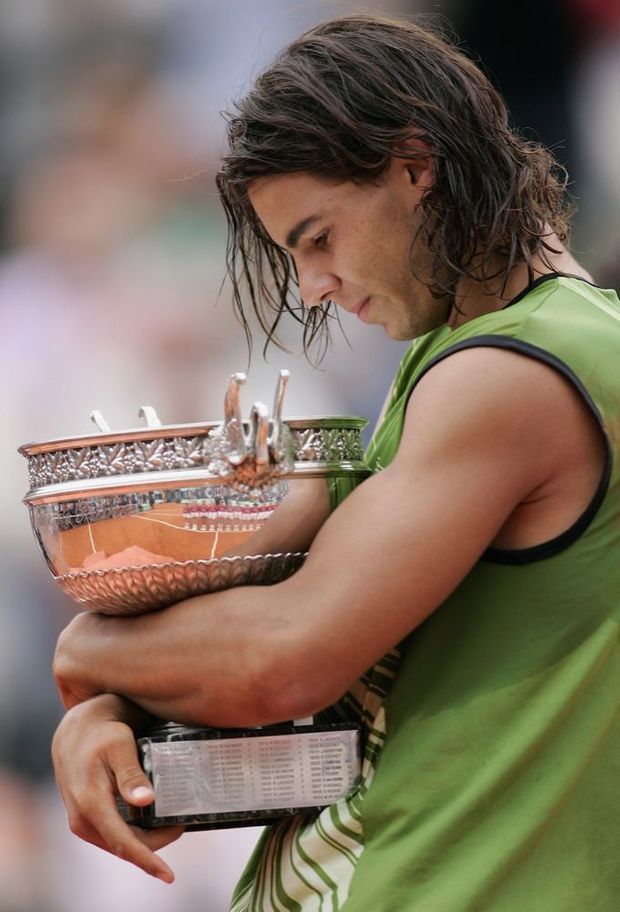 Rafael Nadal contemple son reflet dans la coupe des Mousquetaires, premier trophée d'une longue série à Roland-Garros… Rafael Nadal contemple son reflet dans la coupe des Mousquetaires, premier trophée d'une longue série à Roland-Garros…