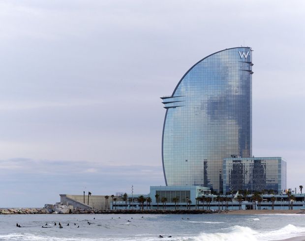 L'hôtel W de la plage de Barceloneta, construit sous la direction de l'architecte Ricardo Bofill.