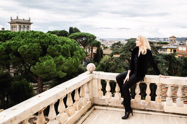 Rita Boncompagni Ludovisi sur la terrasse qui domine les jardins de la villa Borghese