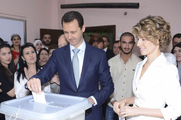 Le 3 juin 2014, Bachar et sa femme Asma votent pour les élections syriennes.