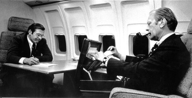 Le secrétaire à la Défense Rumsfeld et le président Gerald Ford, à bord d’Air Force One, en octobre 1974. Le secrétaire à la Défense Rumsfeld et le président Gerald Ford, à bord d’Air Force One, en octobre 1974.