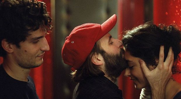 Les deux amis, Abel (Louis Garrel) et Clément (Vincent Macaigne), avec Mona (Golshifteh Farahani), la femme qui va les séparer.