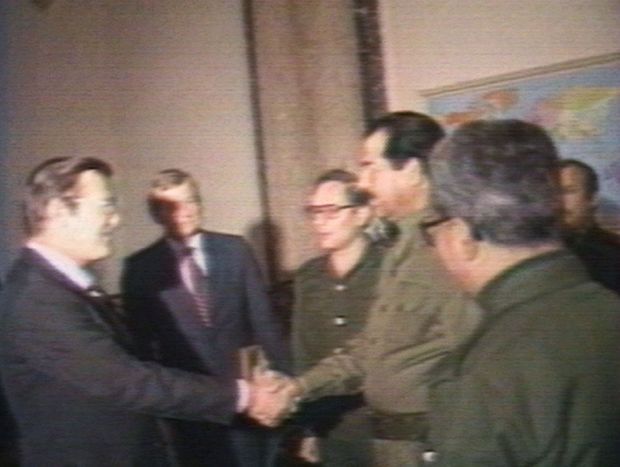 Le 28 décembre 1983, Rumsfeld échange une poignée de main avec Saddam Hussein, à qui il vient proposer une reprise des relation s diplomatiques. Le 28 décembre 1983, Rumsfeld échange une poignée de main avec Saddam Hussein, à qui il vient proposer une reprise des relation s diplomatiques.