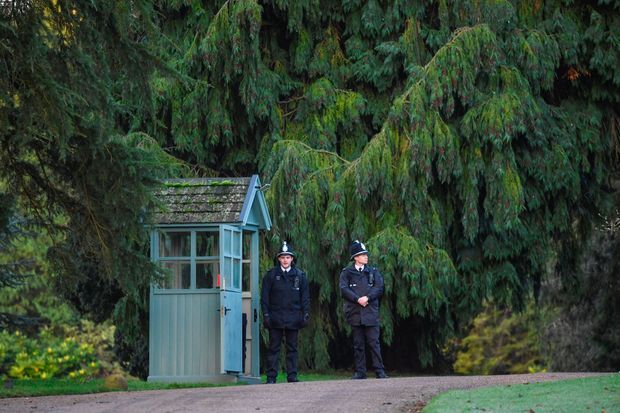 L'entrée du domaine de Sandringham lundi, où la reine Elizabeth II recevait le prince Harry. L'entrée du domaine de Sandringham lundi, où la reine Elizabeth II recevait le prince Harry.