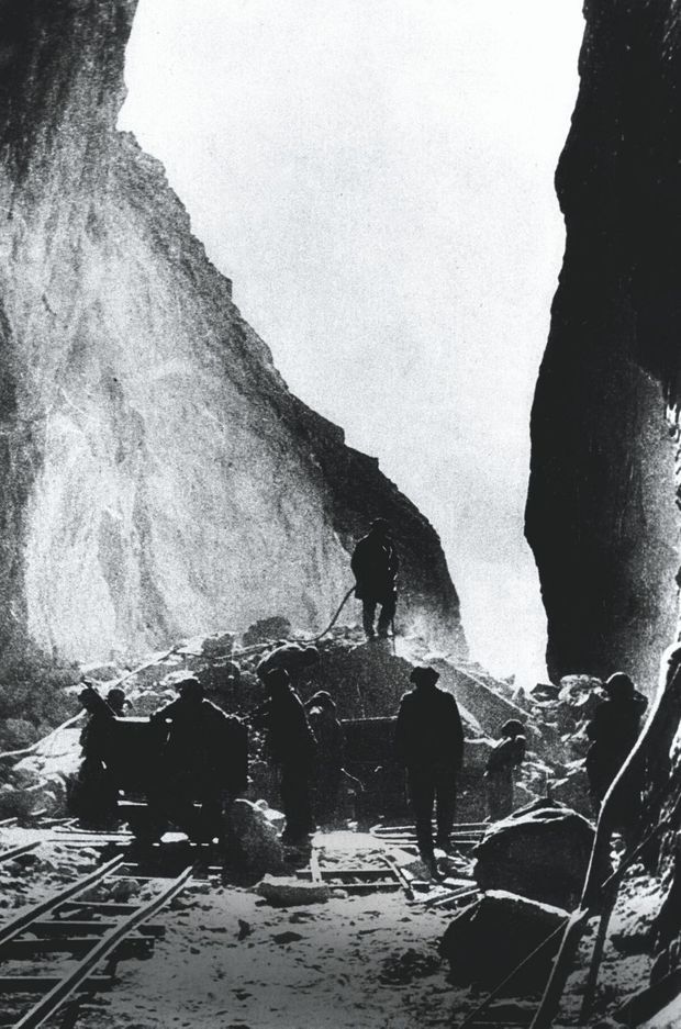 Extraction et enrichissement de l’uranium à Kolyma, en 1948. Le travail était top secret, les prisonniers n’étaient pas protégés des radiations.