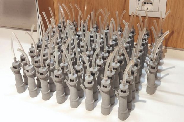 Valves imprimées en 3D pour l’hôpital de Chiari, à Brescia, en rupture de stock devant l’afflux des patients à ventiler.