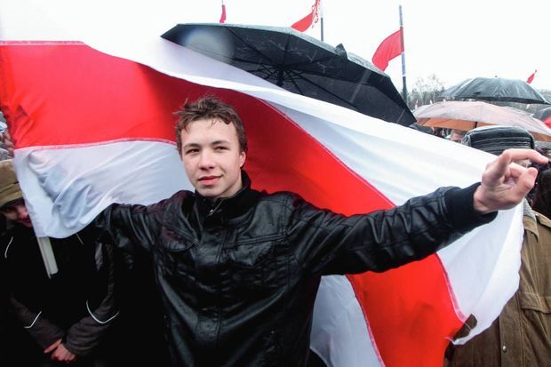 Les couleurs interdites. Roman Protassevitch lors d'une manifestation pour la liberté à Minsk, en 2012.