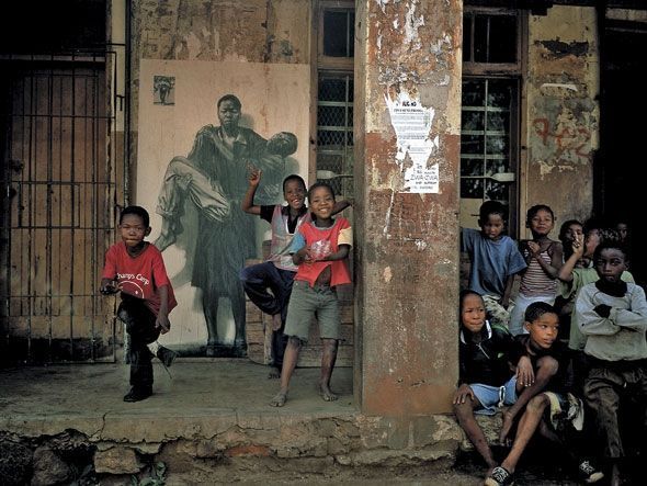 « Soweto, in Situ VII » (2002), la pieta sud-africaine d’Ernest Pignon-Ernest.