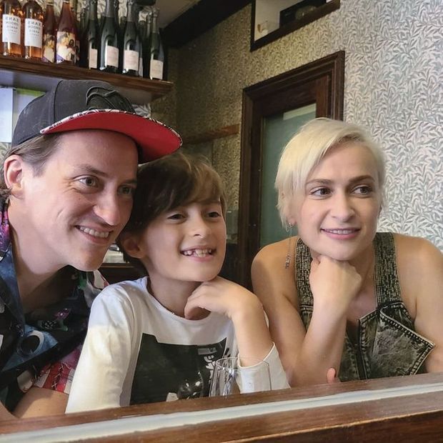Deux jours après le drame, Matthew Hutchins publie sur Instagram ce portrait de famille, accompagné de ces quelques mots : &quot;Tu nous manques, Halyna.&quot;