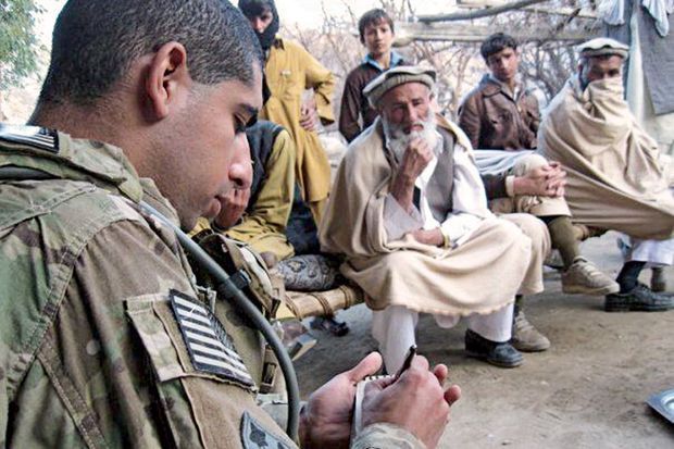 Prise de contact avec des dignitaires afghans en février 2010, lors d’une première mission.