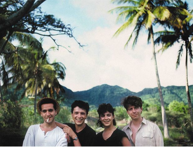 Les membres fondateurs du groupe, Dimitri Bdianski, Nicola et Stéphane Sirkis, Dominique Nicolas, sur l'île de Montserrat en 1987, pour l'enregistrement de l'album "7000 danses".