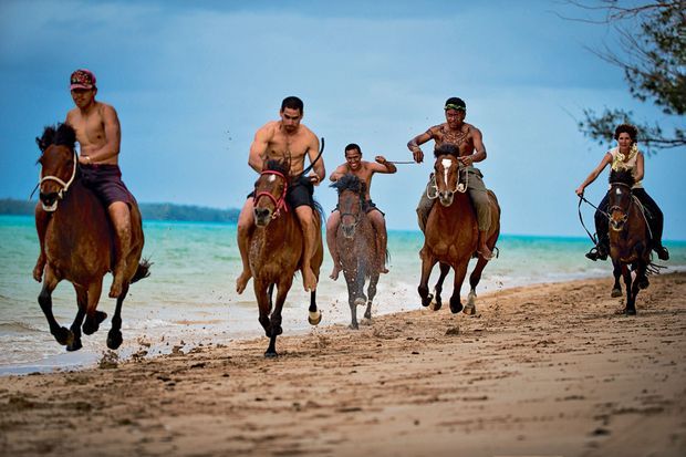 Image inhabituelle et pourtant authentique de la Polynésie : une course de chevaux à Tubuai.