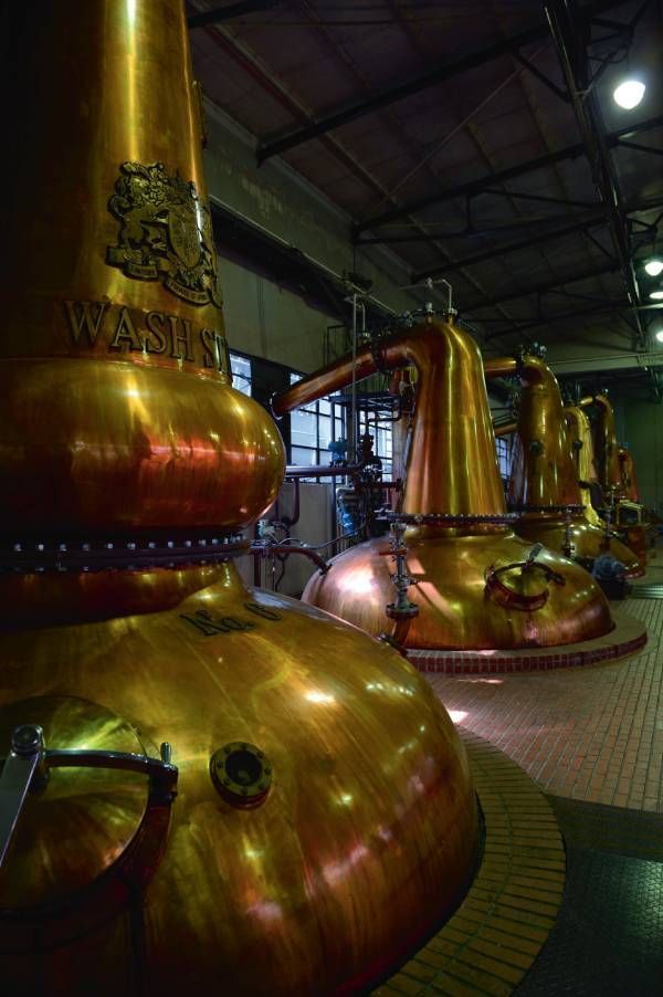 Shinjiro Torii, fondateur de Suntory, fit bâtir la distillerie Yamazaki en 1923 entre Kyoto et Osaka, à Shimamoto, une petite cité réputée pour ses sources d’eau pure.