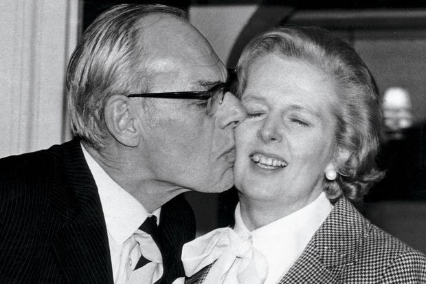 Après la victoire, le baiser des époux : à g., Margaret Thatcher et Denis en 1979 ; à dr., Theresa May et Philip le 11 juillet.