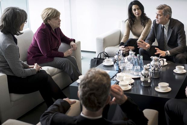 Angela Merkel reçoit le couple Clooney à la chancellerie de Berlin pour évoquer le sort des migrants, le 12 février 2016.