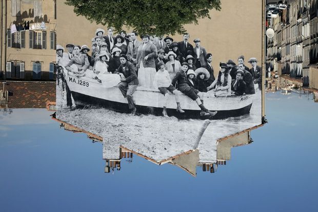 Collage de JR à la Belle de Mai à Marseille (2013) : groupe posant sur une barque amarrée vers 1930.