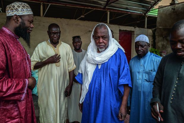 L'imam Mahmoud Dicko, figure de l'opposition, ne veut pas laisser carte blanche aux militaires. L'imam Mahmoud Dicko, figure de l'opposition, ne veut pas laisser carte blanche aux militaires.