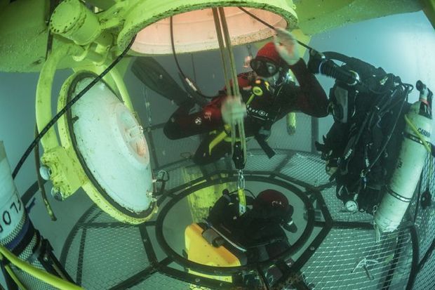 Un exercice de sauvetage : si l’un des plongeurs a un malaise, ses coéquipiers le ramèneront à bord grâce à un système de cordes amarrées à la tourelle. Deux membres de l’équipe ont une formation de secouriste. Un exercice de sauvetage : si l’un des plongeurs a un malaise, ses coéquipiers le ramèneront à bord grâce à un système de cordes amarrées à la tourelle. Deux membres de l’équipe ont une formation de secouriste.