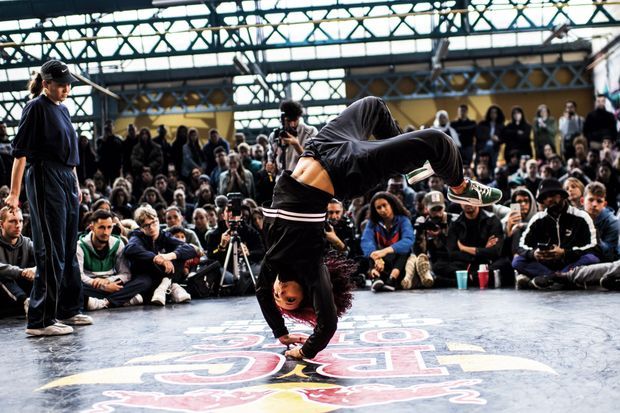 A Lyon, en mars 2019, Sarah Bee a remporté le Red Bull DC One, compétition de référence du breakdance. A Lyon, en mars 2019, Sarah Bee a remporté le Red Bull DC One, compétition de référence du breakdance.