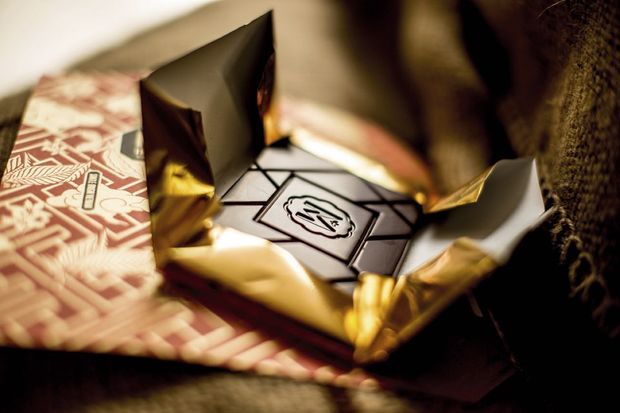 Emballées à la main, les tablettes Marou sont d’un graphisme raffiné. Elles s’adressent aux amateurs de cacao intense et poivré. Ici du Ba Ria 76 % de cacao.