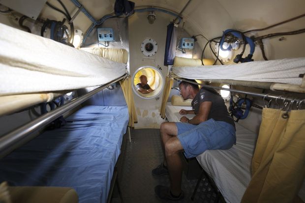 Assez grand de taille, Laurent a pris l’une des couchettes du bas, légèrement plus larges. Au fond, Antonin est dans le petit espace vestiaire, douche et WC, relié par un conduit de 70 centimètres. Assez grand de taille, Laurent a pris l’une des couchettes du bas, légèrement plus larges. Au fond, Antonin est dans le petit espace vestiaire, douche et WC, relié par un conduit de 70 centimètres.