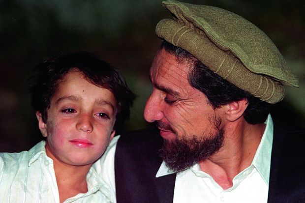 Le commandant Massoud, avec son fils unique, Ahmad. Il a 12 ans quand son père est assassiné.