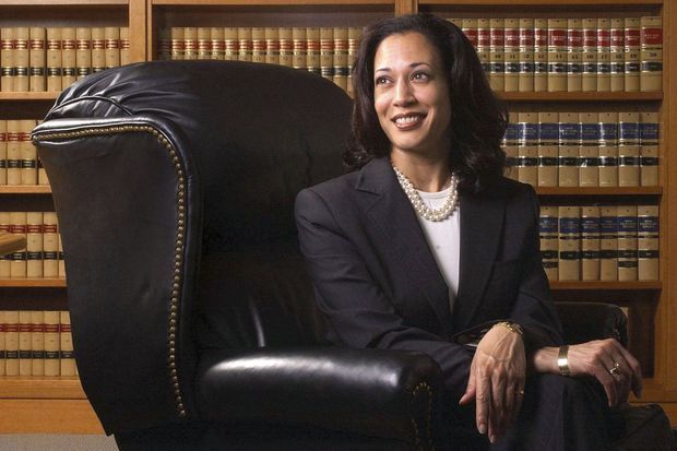 Première étape vers le pouvoir. En 2004, Kamala Harris est la nouvelle procureure de San Francisco. Première étape vers le pouvoir. En 2004, Kamala Harris est la nouvelle procureure de San Francisco.