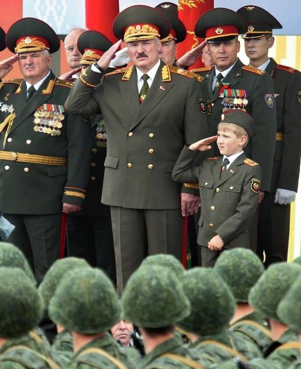 En grand uniforme avec son fils, Nikolaï, 7 ans, lors du défilé de la fête de l'indépendance en 2011, à Minsk.