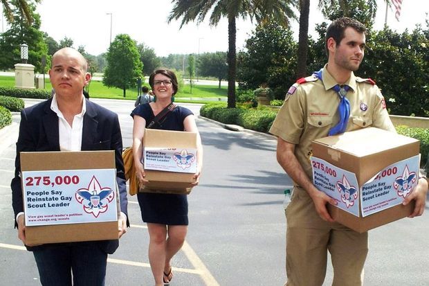 Les cartons contenant les 275 000 signatures contre la discrimination des scouts gay.