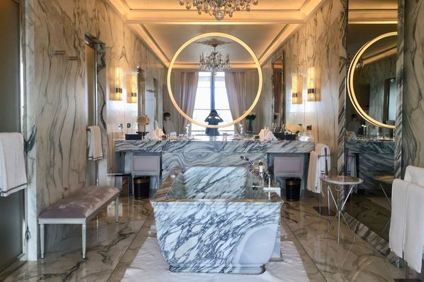 Bienvenue A L Hotel De Crillon La Patte De Karl Lagerfeld