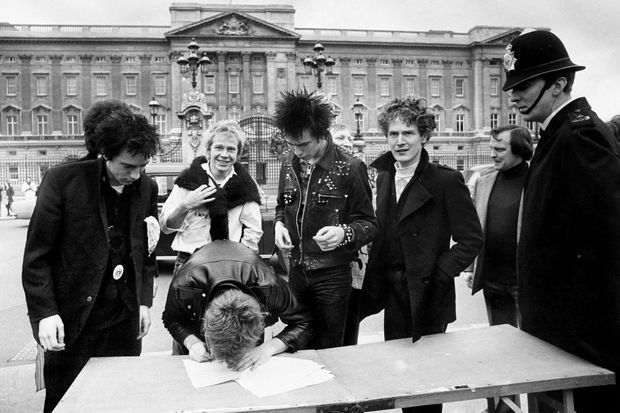 Les Sex Pistols avec leur manager Malcolm McLaren. Ils signent un contrat avec une maison de disque le 6 janvier 1977 devant Buckingham Palace.