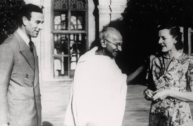 Lord Mountbatten, Gandhi et Edwina Mountbatten en 1947 à New Delhi.
