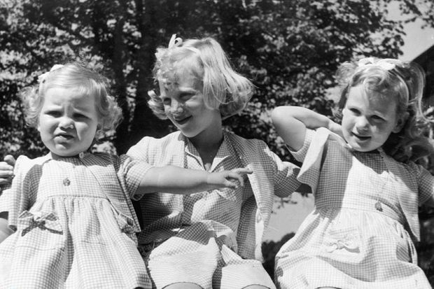 Les princesses Anne-Marie, Margrethe et Benedikte de Danemark durant l'été 1948
