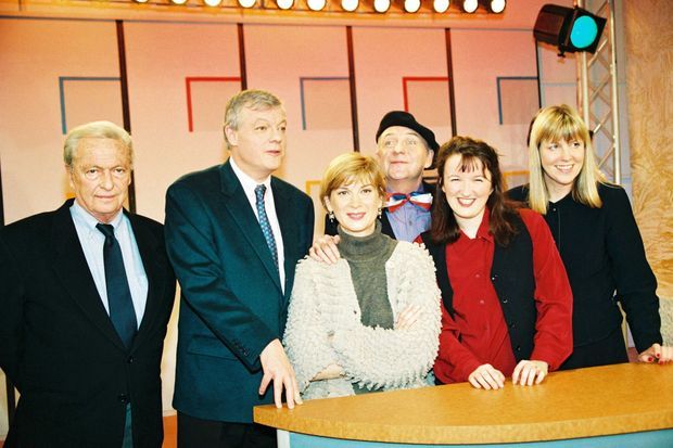 Guy Lux, avec Fabrice, Michèle Laroque, Bezu, Anne Roumanoff et Chantal Ladessous lors de la derniere de l'emission de "La Classe" sur France 3 en 1992