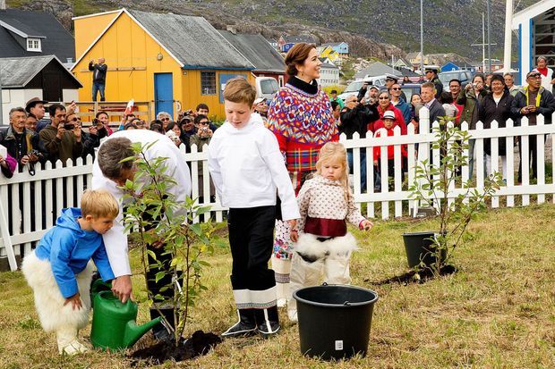 Le prince Vincent et la princesse Josephine de Danemark avec leurs parents et leur frère à Qaqorto au Groenland, le 3 août 2014
