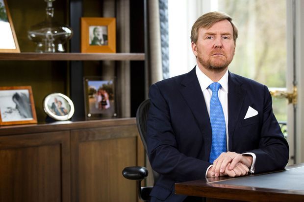 Portret van Maxima in een lijst achter koning Willem-Alexander tijdens een toespraak op 20 maart 2020