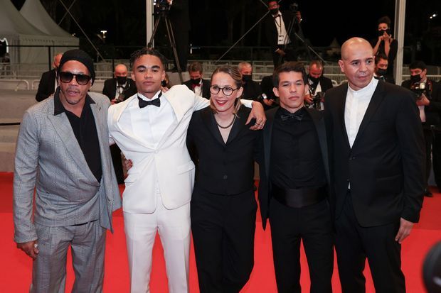 JoeyStarr, Théo Christine, Audrey Estrougo, Sandor Funtek et Cut Killer lors de la montée des marches de "Suprêmes" à Cannes le 10 juillet 2021