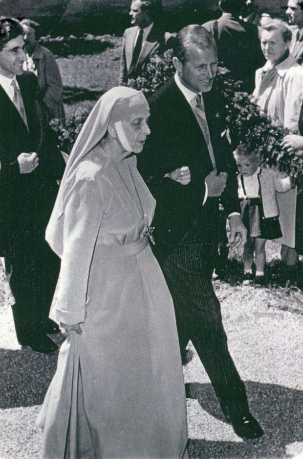 Le Prince Charles Sur La Tombe De Sa Grand Mere En Israel